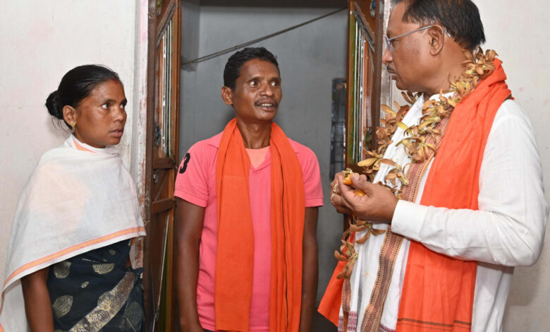 CG News: पहाड़ी कोरवा के पीएम जनमन आवास में पहुंचे मुख्यमंत्री साय, पारंपरिक रीति-रिवाज और सरई फूल की माला से हुआ आत्मीय स्वागत… CG News: पहाड़ी कोरवा के पीएम जनमन आवास में पहुंचे मुख्यमंत्री साय, पारंपरिक रीति-रिवाज और सरई फूल की माला से हुआ आत्मीय स्वागत…
