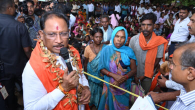 CG News- ‘सुशासन तिहार’ के तहत मुख्यमंत्री का हरगवां गांव में औचक निरीक्षण, महिलाओं ने पांव पखारकर किया सम्मान, CM ने ग्रामीणों से किया सीधा संवाद, सुनीं ग्रामीणों समस्याएं…