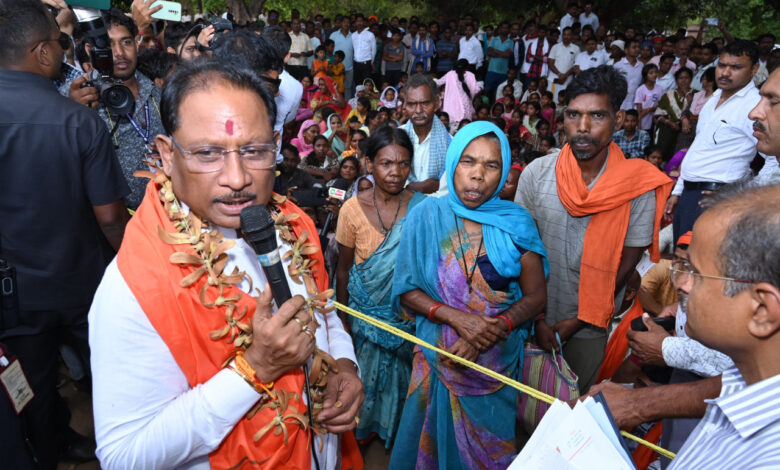 CG News- ‘सुशासन तिहार’ के तहत मुख्यमंत्री का हरगवां गांव में औचक निरीक्षण, महिलाओं ने पांव पखारकर किया सम्मान, CM ने ग्रामीणों से किया सीधा संवाद, सुनीं ग्रामीणों समस्याएं… CG News- ‘सुशासन तिहार’ के तहत मुख्यमंत्री का हरगवां गांव में औचक निरीक्षण, महिलाओं ने पांव पखारकर किया सम्मान, CM ने ग्रामीणों से किया सीधा संवाद, सुनीं ग्रामीणों समस्याएं…