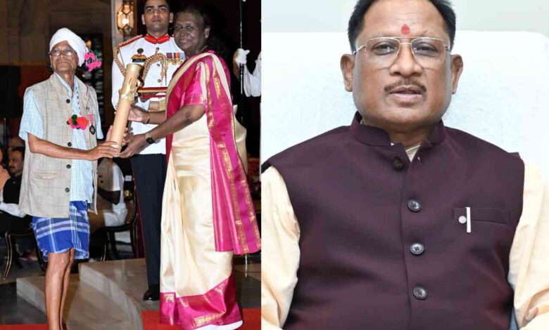 CG News: राष्ट्रपति द्रौपदी मुर्मू ने पंडीराम मंडावी को पद्मश्री सम्मान से किया अलंकृत, मुख्यमंत्री विष्णुदेव साय ने दी बधाई…. CG News: राष्ट्रपति द्रौपदी मुर्मू ने पंडीराम मंडावी को पद्मश्री सम्मान से किया अलंकृत, मुख्यमंत्री विष्णुदेव साय ने दी बधाई….