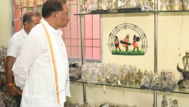 CG NEWS: मुख्यमंत्री विष्णु देव साय ने कोण्डागांव के शबरी एंपोरियम में बस्तर की जनजातीय कलाकृतियों का किया अवलोकन….