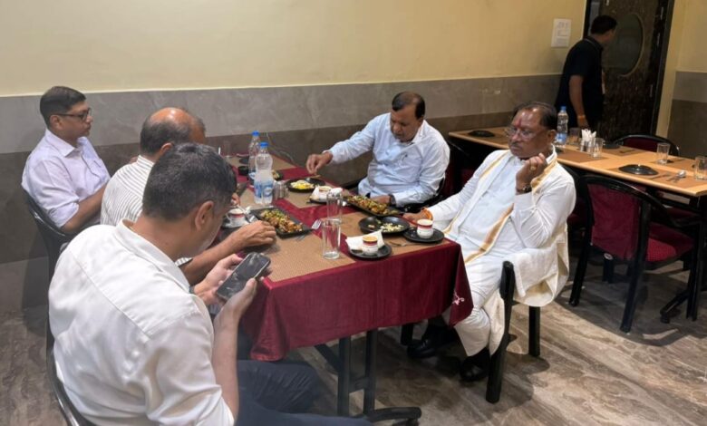 CG NEWS- सुशासन तिहार के बीच सीएम की सादगीपूर्ण झलक: मुख्यमंत्री विष्णुदेव साय ने ढाबा में लिया स्थानीय व्यंजनों का स्वाद, स्थानीय लोगों से किया आत्मीय संवाद…. CG NEWS- सुशासन तिहार के बीच सीएम की सादगीपूर्ण झलक: मुख्यमंत्री विष्णुदेव साय ने ढाबा में लिया स्थानीय व्यंजनों का स्वाद, स्थानीय लोगों से किया आत्मीय संवाद….