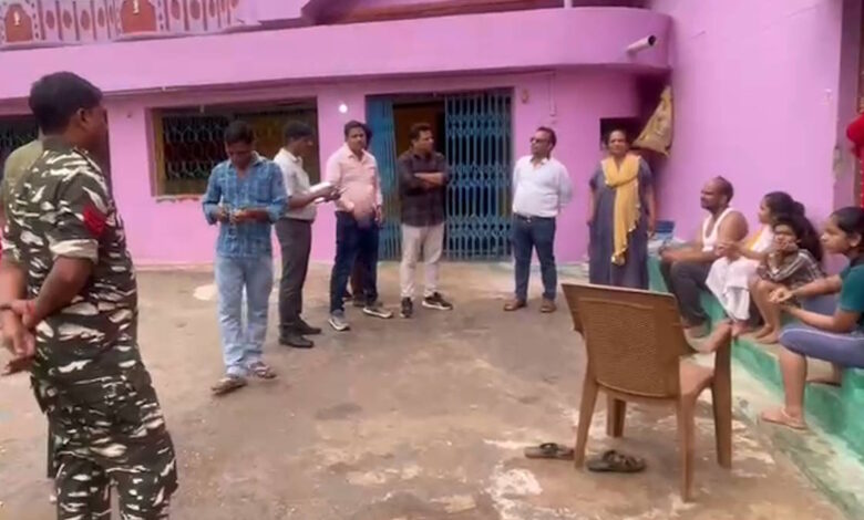 CG Crime News- व्यापारी के घर नकाबपोशों ने दिया लूट को अंजाम, लाखों के जेवर और नकदी लेकर फरार, चेतावनी देकर निकले बदमाश: ‘पुलिस को बताया तो अंजाम भुगतोगे… CG Crime News- व्यापारी के घर नकाबपोशों ने दिया लूट को अंजाम, लाखों के जेवर और नकदी लेकर फरार, चेतावनी देकर निकले बदमाश: ‘पुलिस को बताया तो अंजाम भुगतोगे…