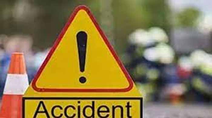 डीजे चालक गाड़ी छोड़ लगा नाचने, 10 से ज्यादा बाराती घायल डीजे चालक गाड़ी छोड़ लगा नाचने, 10 से ज्यादा बाराती घायल
