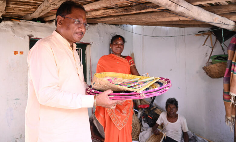 CG- सुशासन तिहार के तहत सीएम साय का दौरा: कमार बस्ती में बांस शिल्प को मुख्यमंत्री की सराहना, परिवार में शादी के लिए स्वयं खरीदे पर्रा, धुकना और सुपा… CG- सुशासन तिहार के तहत सीएम साय का दौरा: कमार बस्ती में बांस शिल्प को मुख्यमंत्री की सराहना, परिवार में शादी के लिए स्वयं खरीदे पर्रा, धुकना और सुपा…