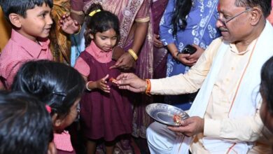CG NEWS: मुख्यमंत्री साय का बच्चों से आत्मीय संवाद, आंगनबाड़ी में बांटी टॉफियां और पूछा हालचाल…