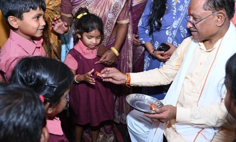CG NEWS: मुख्यमंत्री साय का बच्चों से आत्मीय संवाद, आंगनबाड़ी में बांटी टॉफियां और पूछा हालचाल… CG NEWS: मुख्यमंत्री साय का बच्चों से आत्मीय संवाद, आंगनबाड़ी में बांटी टॉफियां और पूछा हालचाल…
