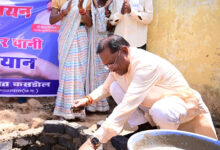 CG News: ‘मोर गांव, मोर पानी’ महाभियान को मिला मुख्यमंत्री का समर्थन, CG साय ने राजमिस्त्री बनकर जोड़ी ईंटें, जल संरक्षण को दिया बढ़ावा…