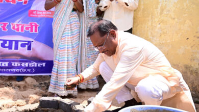 CG News: ‘मोर गांव, मोर पानी’ महाभियान को मिला मुख्यमंत्री का समर्थन, CG साय ने राजमिस्त्री बनकर जोड़ी ईंटें, जल संरक्षण को दिया बढ़ावा…