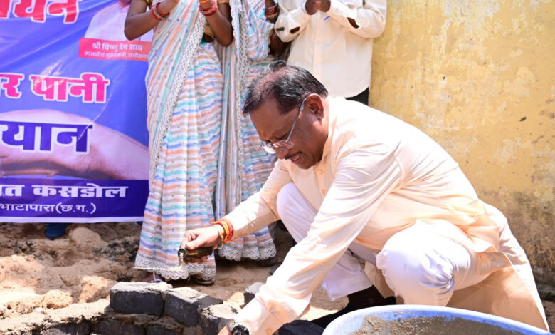 CG News: ‘मोर गांव, मोर पानी’ महाभियान को मिला मुख्यमंत्री का समर्थन, CG साय ने राजमिस्त्री बनकर जोड़ी ईंटें, जल संरक्षण को दिया बढ़ावा… CG News: ‘मोर गांव, मोर पानी’ महाभियान को मिला मुख्यमंत्री का समर्थन, CG साय ने राजमिस्त्री बनकर जोड़ी ईंटें, जल संरक्षण को दिया बढ़ावा…