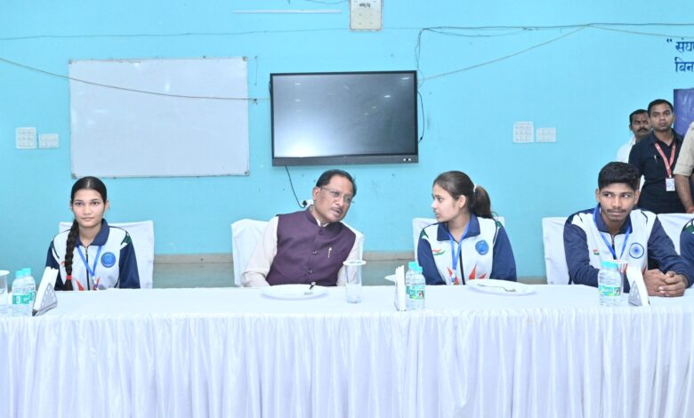 CG News: मुख्यमंत्री विष्णु देव साय ने आकांक्षा विद्यालय में NEET-JEE कोचिंग विद्यार्थियों से किया संवाद… CG News: मुख्यमंत्री विष्णु देव साय ने आकांक्षा विद्यालय में NEET-JEE कोचिंग विद्यार्थियों से किया संवाद…