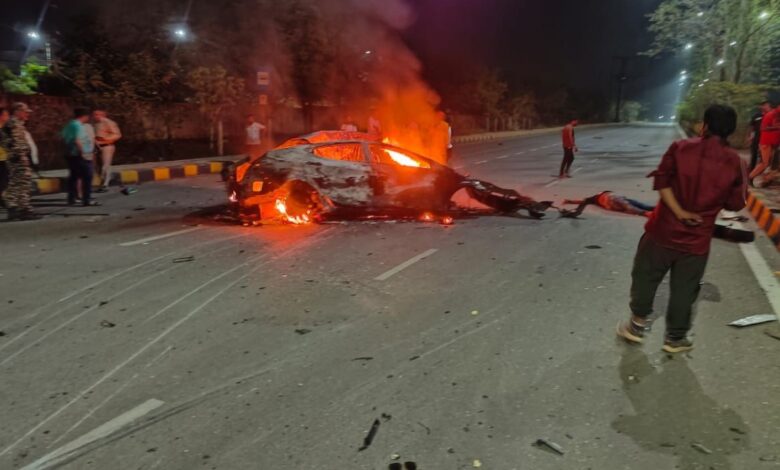 CG सड़क हादसा: राजधानी में रफ्तार का कहर, कार बनी आग का गोला…पोल से टकराई तेज रफ्तार कार, धधकती आग में झुलसकर युवक की मौत… CG सड़क हादसा: राजधानी में रफ्तार का कहर, कार बनी आग का गोला…पोल से टकराई तेज रफ्तार कार, धधकती आग में झुलसकर युवक की मौत…