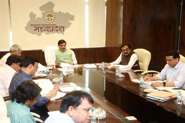 MP News- मुख्यमंत्री डॉ. यादव ने अधिकारियों को किया निर्देशित: कहा- सड़क निर्माण में गुणवत्ता और दीर्घकालिक जरूरतों पर दें विशेष ध्यान… MP News- मुख्यमंत्री डॉ. यादव ने अधिकारियों को किया निर्देशित: कहा- सड़क निर्माण में गुणवत्ता और दीर्घकालिक जरूरतों पर दें विशेष ध्यान…