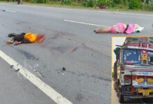 CG Accident News : ट्रक की चपेट में आई बाइक, दो महिलाओं समेत 3 की दर्दनाक मौत…