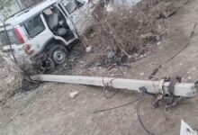CG Road Accident: तेज रफ्तार स्कॉर्पियो की टक्कर से बड़ा हादसा, बिजली खंभा तोड़ते हुए दीवार से जा भिड़ी स्कॉर्पियो, इतने लोग हुए घायल…