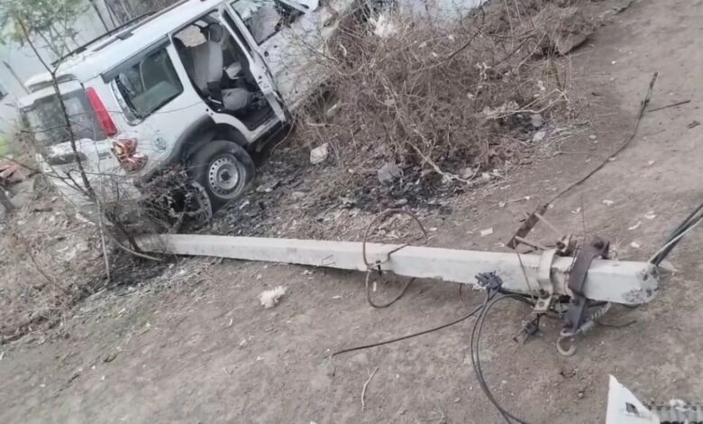 CG Road Accident: तेज रफ्तार स्कॉर्पियो की टक्कर से बड़ा हादसा, बिजली खंभा तोड़ते हुए दीवार से जा भिड़ी स्कॉर्पियो, इतने लोग हुए घायल… CG Road Accident: तेज रफ्तार स्कॉर्पियो की टक्कर से बड़ा हादसा, बिजली खंभा तोड़ते हुए दीवार से जा भिड़ी स्कॉर्पियो, इतने लोग हुए घायल…