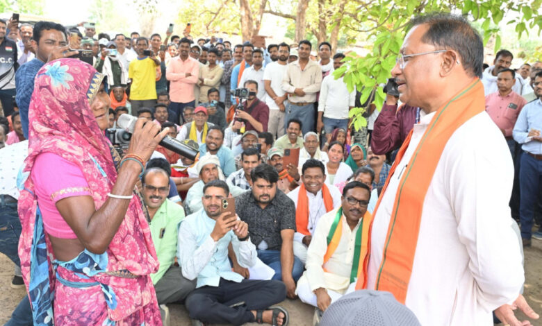 CG- सुशासन तिहार के तीसरे चरण के अंतर्गत मुख्यमंत्री का भ्रमण: CM के आगमन से इस गांव में छाया उत्साह, गुलदस्ते से ग्रामीणों ने किया आत्मीय स्वागत… CG- सुशासन तिहार के तीसरे चरण के अंतर्गत मुख्यमंत्री का भ्रमण: CM के आगमन से इस गांव में छाया उत्साह, गुलदस्ते से ग्रामीणों ने किया आत्मीय स्वागत…