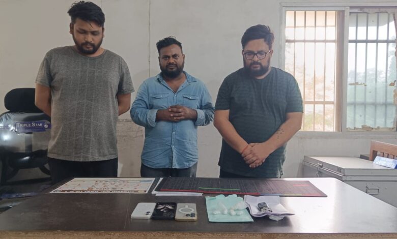 CG Crime- ड्रग माफिया पर पुलिस की कार्रवाई: कार से चल रही थी कोकीन की सप्लाई, तस्करी करते पकड़े गए तीन आरोपी, पुलिस ने मारा छापा… CG Crime- ड्रग माफिया पर पुलिस की कार्रवाई: कार से चल रही थी कोकीन की सप्लाई, तस्करी करते पकड़े गए तीन आरोपी, पुलिस ने मारा छापा…