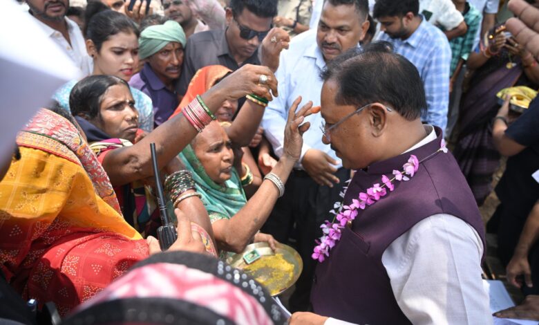 CG NEWS- मुख्यमंत्री साय का आकस्मिक दौरा: सक्ति जिले के करिगांव में मुख्यमंत्री का अचानक आगमन, महिलाओं ने तिलक लगाकर किया स्वागत… CG NEWS- मुख्यमंत्री साय का आकस्मिक दौरा: सक्ति जिले के करिगांव में मुख्यमंत्री का अचानक आगमन, महिलाओं ने तिलक लगाकर किया स्वागत…