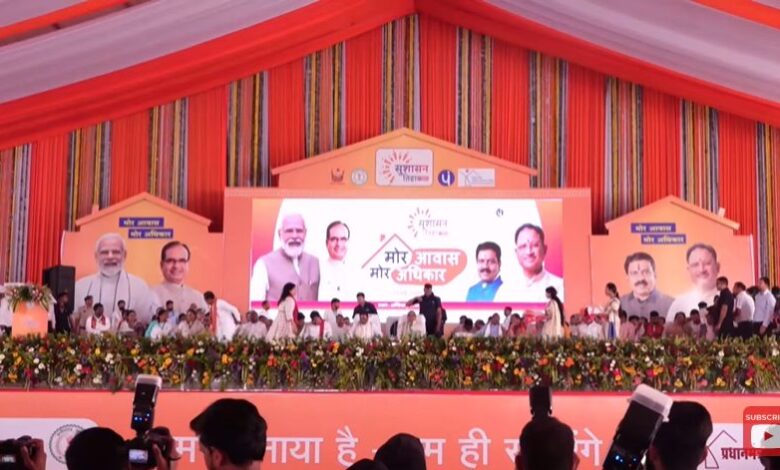 CG NEWS: “मोर आवास मोर अधिकार” कार्यक्रम में केंद्रीय मंत्री शिवराज सिंह चौहान ने बांटीं 51 हजार घरों की चाबियाँ, दिखा आत्मनिर्भर भारत का सपना साकार…. CG NEWS: “मोर आवास मोर अधिकार” कार्यक्रम में केंद्रीय मंत्री शिवराज सिंह चौहान ने बांटीं 51 हजार घरों की चाबियाँ, दिखा आत्मनिर्भर भारत का सपना साकार….