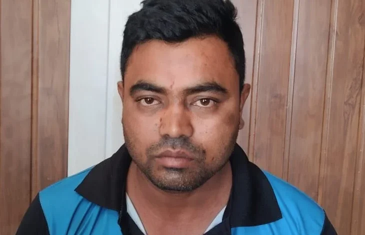 CG Crime: फर्जी पुलिस बनकर वाहनों से वसूली, अवैध वसूली करने वाला युवक और पुलिस का आरक्षक गिरफ्तार… CG Crime: फर्जी पुलिस बनकर वाहनों से वसूली, अवैध वसूली करने वाला युवक और पुलिस का आरक्षक गिरफ्तार…