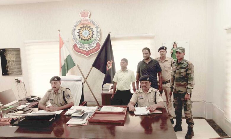 CG CRIME: सरकारी नौकरी का झांसा देकर लाखों की ठगी करने वाले आरोपियों को पुलिस ने किया गिरफ्तार… CG CRIME: सरकारी नौकरी का झांसा देकर लाखों की ठगी करने वाले आरोपियों को पुलिस ने किया गिरफ्तार…