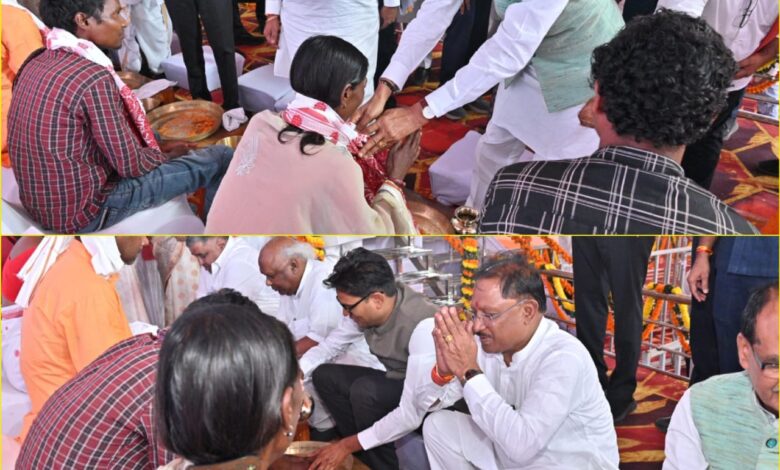 CG News- पीएम आवास योजना के लाभार्थियों के सम्मान में अभूतपूर्व दृश्य: केंद्रीय और राज्य मंत्रियों ने पीएम आवास लाभार्थियों का किया सम्मान…चरण धोकर नेताओं ने दिखाया जनसेवा का भाव…. CG News- पीएम आवास योजना के लाभार्थियों के सम्मान में अभूतपूर्व दृश्य: केंद्रीय और राज्य मंत्रियों ने पीएम आवास लाभार्थियों का किया सम्मान…चरण धोकर नेताओं ने दिखाया जनसेवा का भाव….