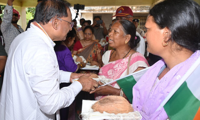 CG NEWS: तिरंगा यात्रा में शहीदों के परिजनों को मुख्यमंत्री साय ने शाल और श्रीफल भेंटकर जताया श्रद्धा और सम्मान… CG NEWS: तिरंगा यात्रा में शहीदों के परिजनों को मुख्यमंत्री साय ने शाल और श्रीफल भेंटकर जताया श्रद्धा और सम्मान…