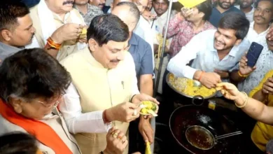 MP NEWS: मंत्रिमंडल के सहयोगियों के साथ मुख्यमंत्री डॉ. मोहन यादव का रात्रि भ्रमण, CM ने सराफा बाजार में उठाया व्यंजनों का लुत्फ…