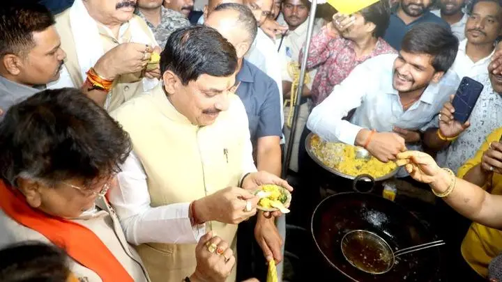 MP NEWS: मंत्रिमंडल के सहयोगियों के साथ मुख्यमंत्री डॉ. मोहन यादव का रात्रि भ्रमण, CM ने सराफा बाजार में उठाया व्यंजनों का लुत्फ… MP NEWS: मंत्रिमंडल के सहयोगियों के साथ मुख्यमंत्री डॉ. मोहन यादव का रात्रि भ्रमण, CM ने सराफा बाजार में उठाया व्यंजनों का लुत्फ…