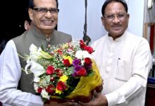 CG News: मुख्यमंत्री विष्णुदेव साय से केंद्रीय मंत्री शिवराज सिंह चौहान की सौजन्य मुलाकात: CM साय ने केंद्रीय मंत्री को  बस्तर आर्ट की प्रतीक चिन्ह व शॉल भेंट की…