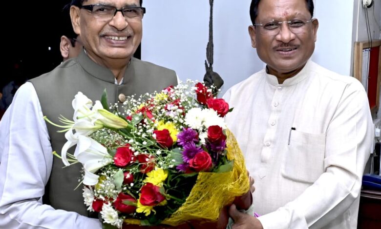 CG News: मुख्यमंत्री विष्णुदेव साय से केंद्रीय मंत्री शिवराज सिंह चौहान की सौजन्य मुलाकात: CM साय ने केंद्रीय मंत्री को बस्तर आर्ट की प्रतीक चिन्ह व शॉल भेंट की… CG News: मुख्यमंत्री विष्णुदेव साय से केंद्रीय मंत्री शिवराज सिंह चौहान की सौजन्य मुलाकात: CM साय ने केंद्रीय मंत्री को बस्तर आर्ट की प्रतीक चिन्ह व शॉल भेंट की…