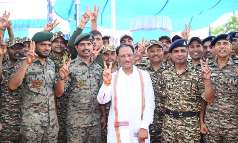 CG News: मुख्यमंत्री विष्णु देव साय पहुंचे गलगम, CRPF जवानों के अदम्य साहस को सराहा, जवानों से की नक्सल विरोधी अभियान पर चर्चा…