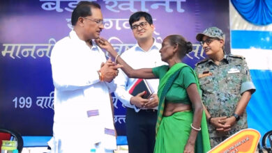 CG NEWS- सरकारी चौपाल में दिखा ममता का अद्भुत रूप: माँ ने जताया आभार, स्नेह से छुआ मुख्यमंत्री का गाल, हृदय से कहा धन्यवाद…