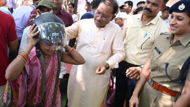 CG News: सड़क सुरक्षा को बढ़ावा: सीएम विष्णु देव साय ने पहनाया हेलमेट, कहा- ‘जान है कीमती, हेलमेट जरूर लगाएं’…