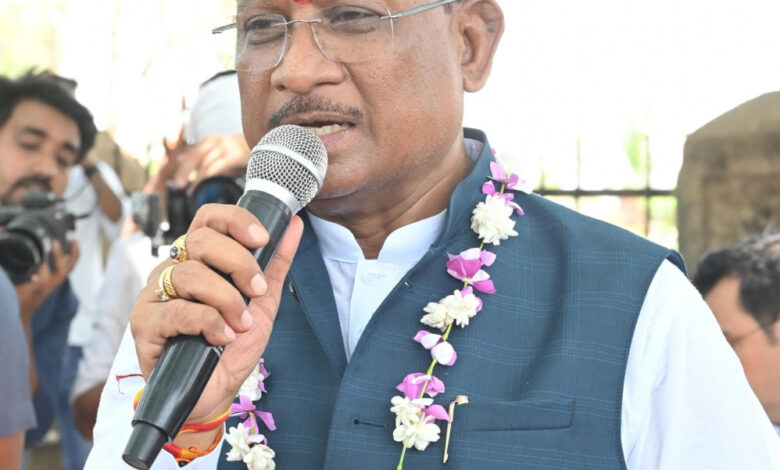CG – सुशासन तिहार 2025 : मुख्यमंत्री अचानक पहुंचे बेमेतरा के इस ग्राम में, बरगद की छांव में बैठकर सुनी जन-समस्याएं, लिया ग्रामीणों से सीधा फीडबैक…. CG – सुशासन तिहार 2025 : मुख्यमंत्री अचानक पहुंचे बेमेतरा के इस ग्राम में, बरगद की छांव में बैठकर सुनी जन-समस्याएं, लिया ग्रामीणों से सीधा फीडबैक….