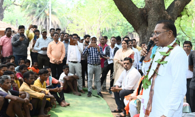 CG NEWS- सुशासन तिहार 2025: मुख्यमंत्री विष्णु देव साय ने देखा समावेशी विकास का ज़मीनी असर, पहुंचे दंतेवाड़ा जिले के इस ग्राम में, आदिवासी परंपराओं से हुआ भव्य स्वागत… CG NEWS- सुशासन तिहार 2025: मुख्यमंत्री विष्णु देव साय ने देखा समावेशी विकास का ज़मीनी असर, पहुंचे दंतेवाड़ा जिले के इस ग्राम में, आदिवासी परंपराओं से हुआ भव्य स्वागत…