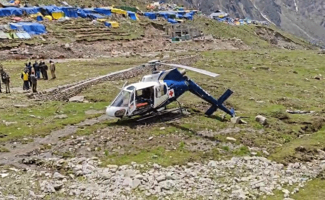 केदारनाथ में एम्स ऋषिकेश की एयर एंबुलेंस क्रैश, सभी यात्री सुरक्षित केदारनाथ में एम्स ऋषिकेश की एयर एंबुलेंस क्रैश, सभी यात्री सुरक्षित