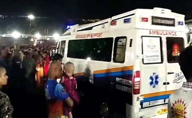गोवा के शिरगांव में श्री लैराई जात्रा के दौरान मची भगदड़, 7 की मौत, 40 से ज्यादा घायल गोवा के शिरगांव में श्री लैराई जात्रा के दौरान मची भगदड़, 7 की मौत, 40 से ज्यादा घायल