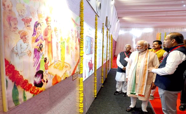 प्रधानमंत्री श्री मोदी ने किया प्रदर्शनी का अवलोकन