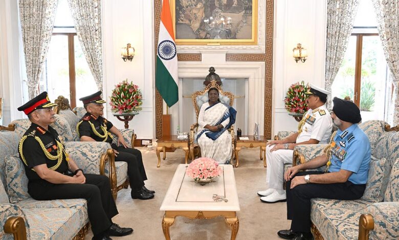 सीडीएस, तीनों सेनाओं के प्रमुखों ने राष्ट्रपति को दी ऑपरेशन सिंदूर की जानकारी सीडीएस, तीनों सेनाओं के प्रमुखों ने राष्ट्रपति को दी ऑपरेशन सिंदूर की जानकारी