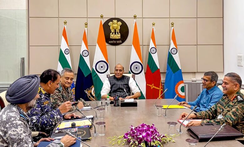 राजनाथ ने सीडीएस, तीनों आर्मी चीफ के साथ की सुरक्षा स्थिति की समीक्षा राजनाथ ने सीडीएस, तीनों आर्मी चीफ के साथ की सुरक्षा स्थिति की समीक्षा