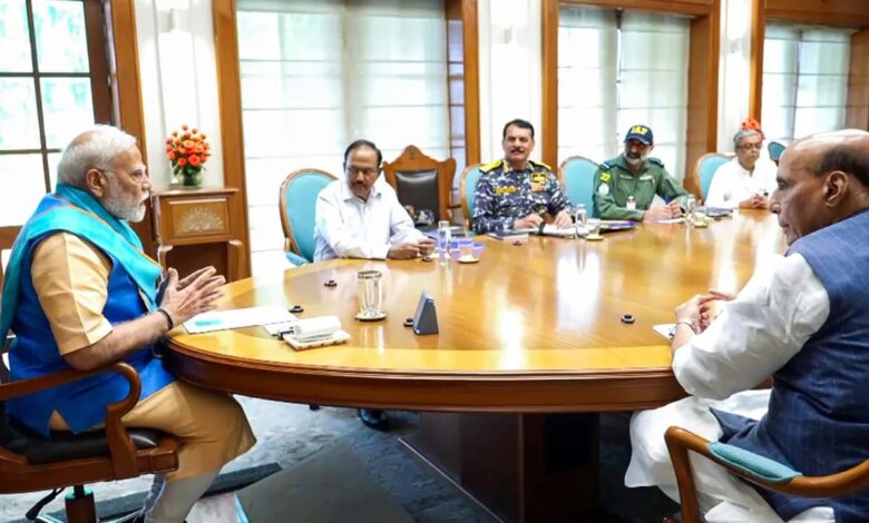ऑपरेशन सिंदूर: पाक के एयरबेस, सैन्य ठिकाने तबाह, पीएम ने की हाईलेवल मीटिंग ऑपरेशन सिंदूर: पाक के एयरबेस, सैन्य ठिकाने तबाह, पीएम ने की हाईलेवल मीटिंग