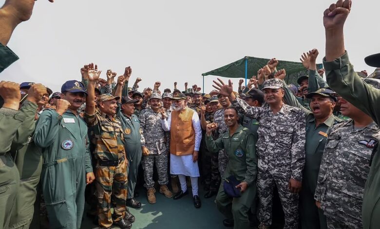 पीएम मोदी पहुंचे आदमपुर एयरबेस, जवानों का जोश हाई पीएम मोदी पहुंचे आदमपुर एयरबेस, जवानों का जोश हाई