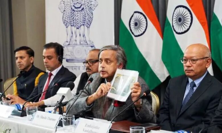 थरूर ने लगाई क्लास तो 48 घंटे में ही बदले कोलंबिया के सुर थरूर ने लगाई क्लास तो 48 घंटे में ही बदले कोलंबिया के सुर
