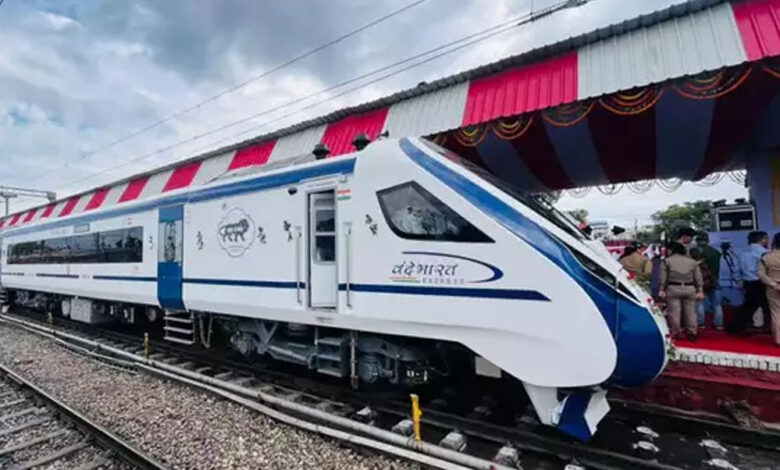 बिलासपुर-नागपुर के बीच चलने वाली वंदे भारत एक्सप्रेस ट्रेन फिर 16 कोच के साथ चलाई जाएगी बिलासपुर-नागपुर के बीच चलने वाली वंदे भारत एक्सप्रेस ट्रेन फिर 16 कोच के साथ चलाई जाएगी