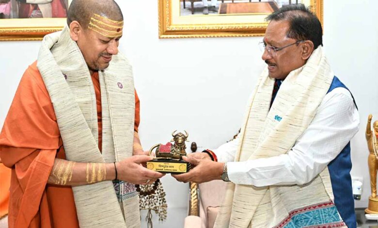 मुख्यमंत्री विष्णु देव साय से निरंजन पीठाधीश्वर महामंडलेश्वर डॉ. स्वामी कैलाशनंद गिरी जी महाराज ने की सौजन्य भेंट मुख्यमंत्री विष्णु देव साय से निरंजन पीठाधीश्वर महामंडलेश्वर डॉ. स्वामी कैलाशनंद गिरी जी महाराज ने की सौजन्य भेंट