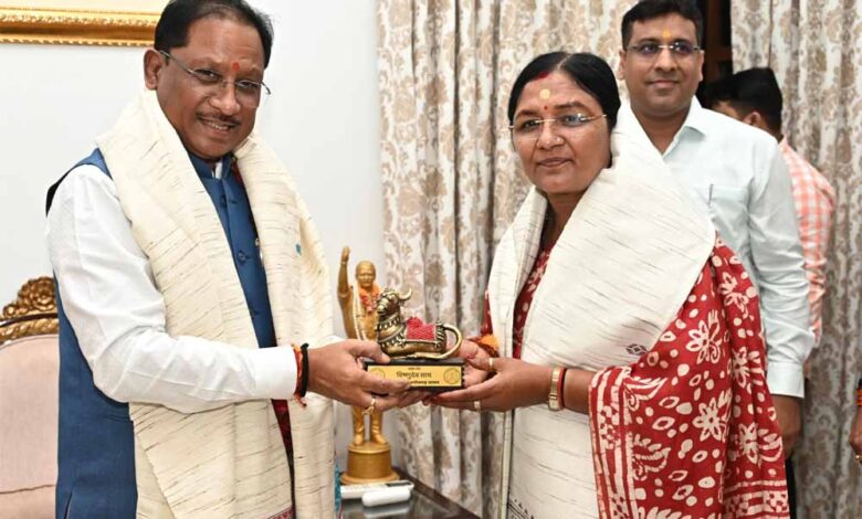 मुख्यमंत्री साय से केंद्रीय महिला एवं बाल विकास राज्य मंत्री सावित्री ठाकुर ने की सौजन्य मुलाकात मुख्यमंत्री साय से केंद्रीय महिला एवं बाल विकास राज्य मंत्री सावित्री ठाकुर ने की सौजन्य मुलाकात