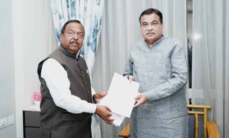 केंद्रीय मंत्री गडकरी से मंत्री नेताम ने की मुलाकात, 10 किमी फोरलेन बायपास मार्ग बनाने दिया प्रस्ताव केंद्रीय मंत्री गडकरी से मंत्री नेताम ने की मुलाकात, 10 किमी फोरलेन बायपास मार्ग बनाने दिया प्रस्ताव