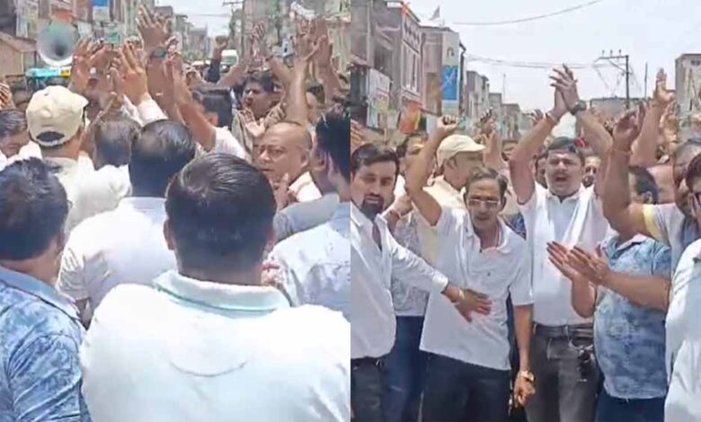 जीएसटी विभाग की लगातार छापामार कार्रवाई के खिलाफ सड़क पर उतरा व्यापारी संघ जीएसटी विभाग की लगातार छापामार कार्रवाई के खिलाफ सड़क पर उतरा व्यापारी संघ